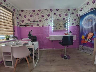 Glow Georgiana V. make-up & nails