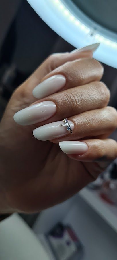 Roxy Nails
